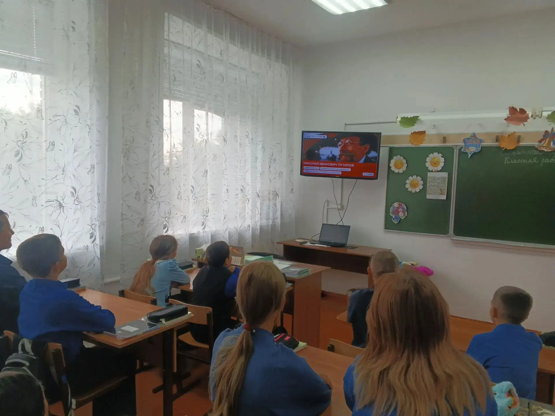 В школе начались занятия внеурочной деятельности «Разговоры о важном». В 2026/27 учебно...