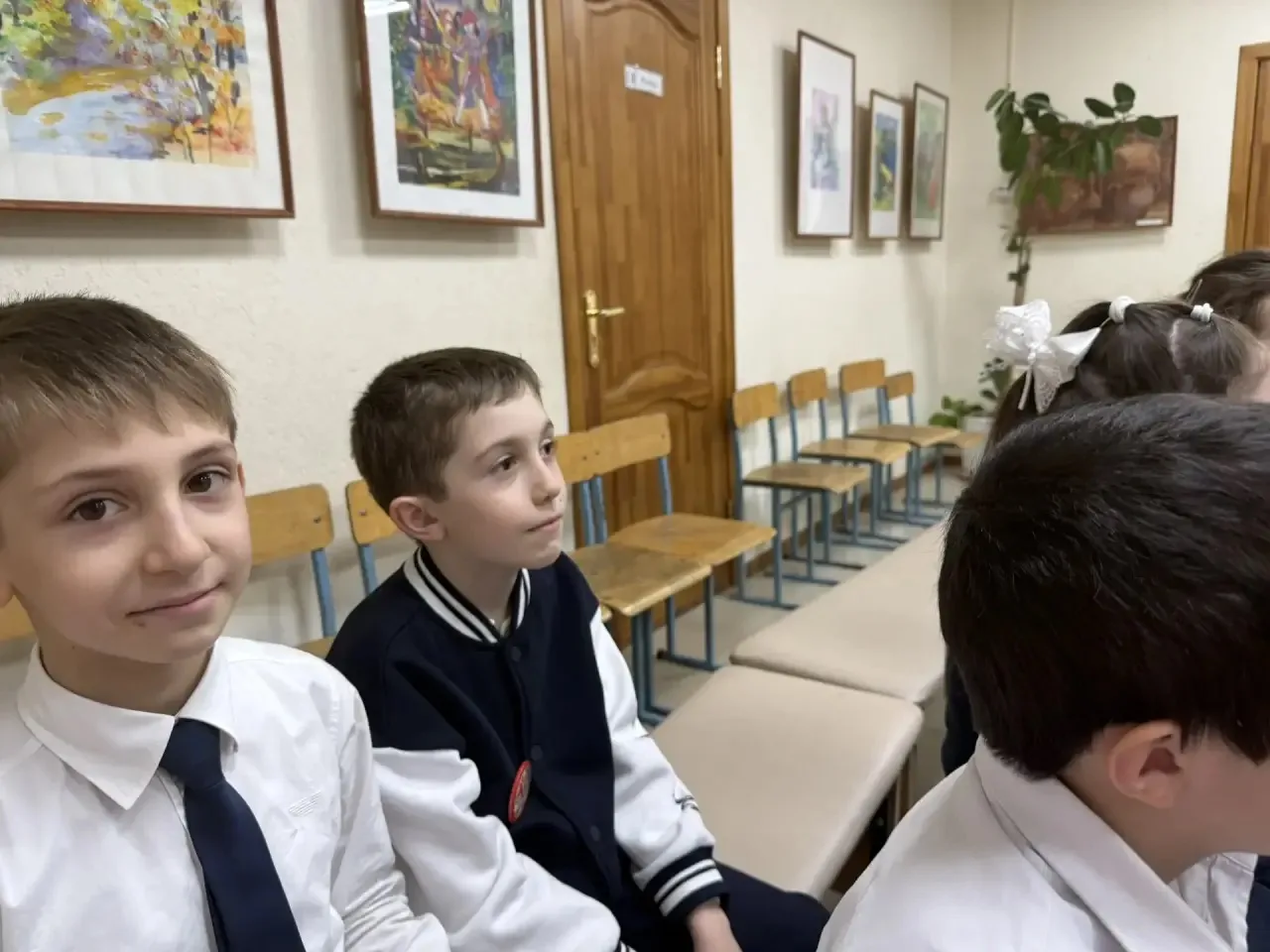 Сегодня ученики 1 А класса посетили спектакль "Морозко" в художественной школе.          Дети с вост