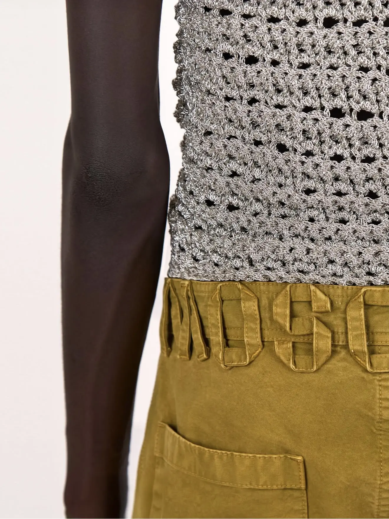 Гениальные брендинг от Loewe был, теперь смотрим на Moschino. Шлёвки для ремня, имитиру...