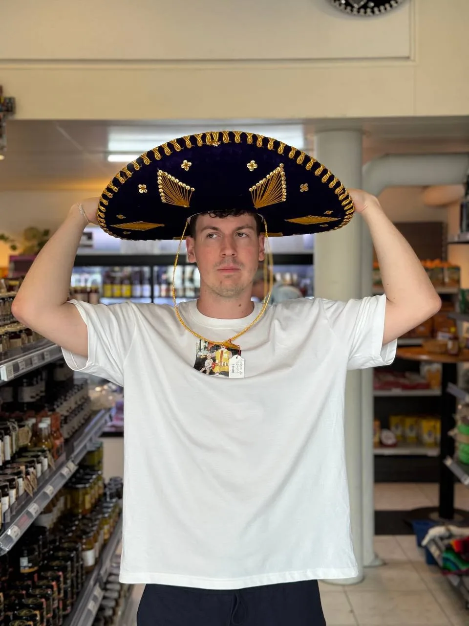 Зашли в настоящий Мексиканский магазин🇲🇽🌮 и примерили сомбреро🤠