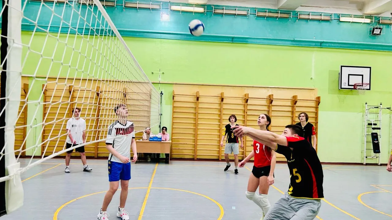Выпускники & лицеисты🏐  Яркое событие в жизни лицея — дружеская встреча по волейболу! На площадке со