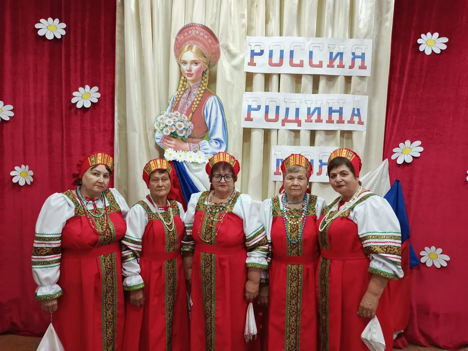 Напевы о родной России в хуторе Восточном

Здесь концерт назывался «Россия в песнях».

В программу в
