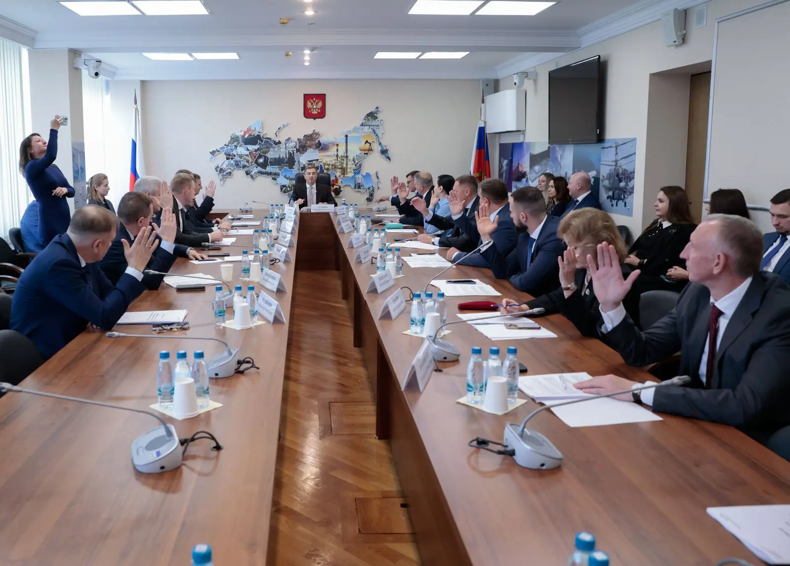 Первое заседание комитета по промышленности и торговле в новом составе.