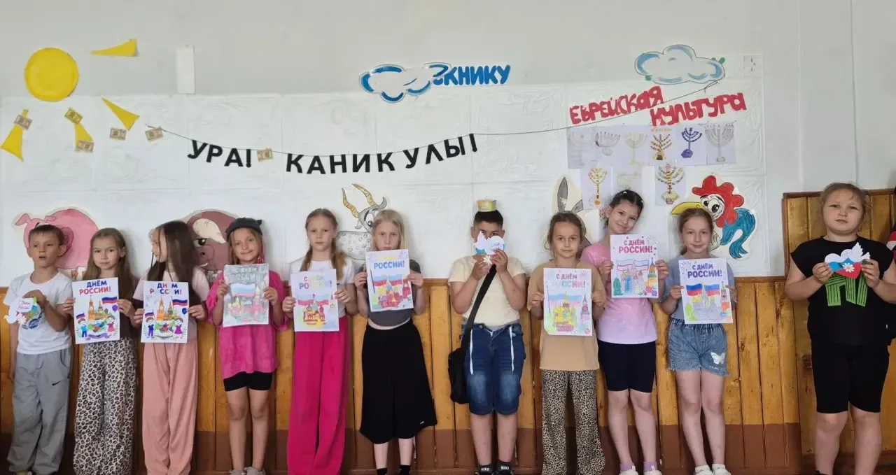 🇷🇺❤️ Творим с любовью к Родине!

В преддверии Дня России в летнем лагере ребята из отряда «Мы вмес