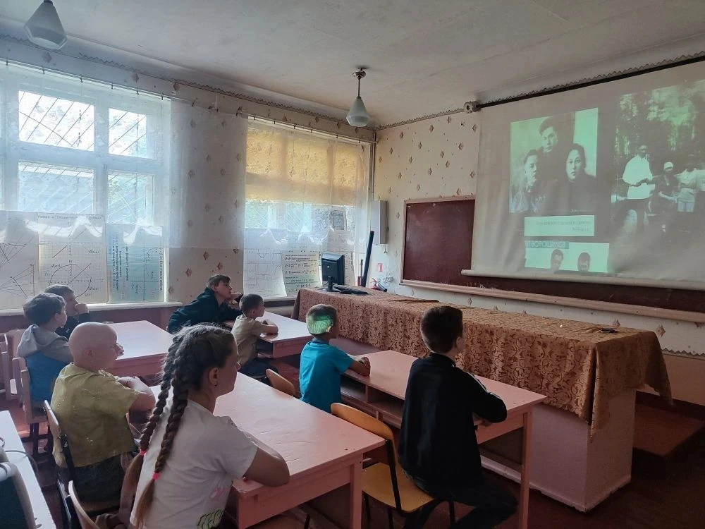 ДЕЛУ ВРЕМЯ, ПОТЕХЕ ЧАС
          На пришкольной летней площадке «Дружба» Петровской школы № 36 ребят