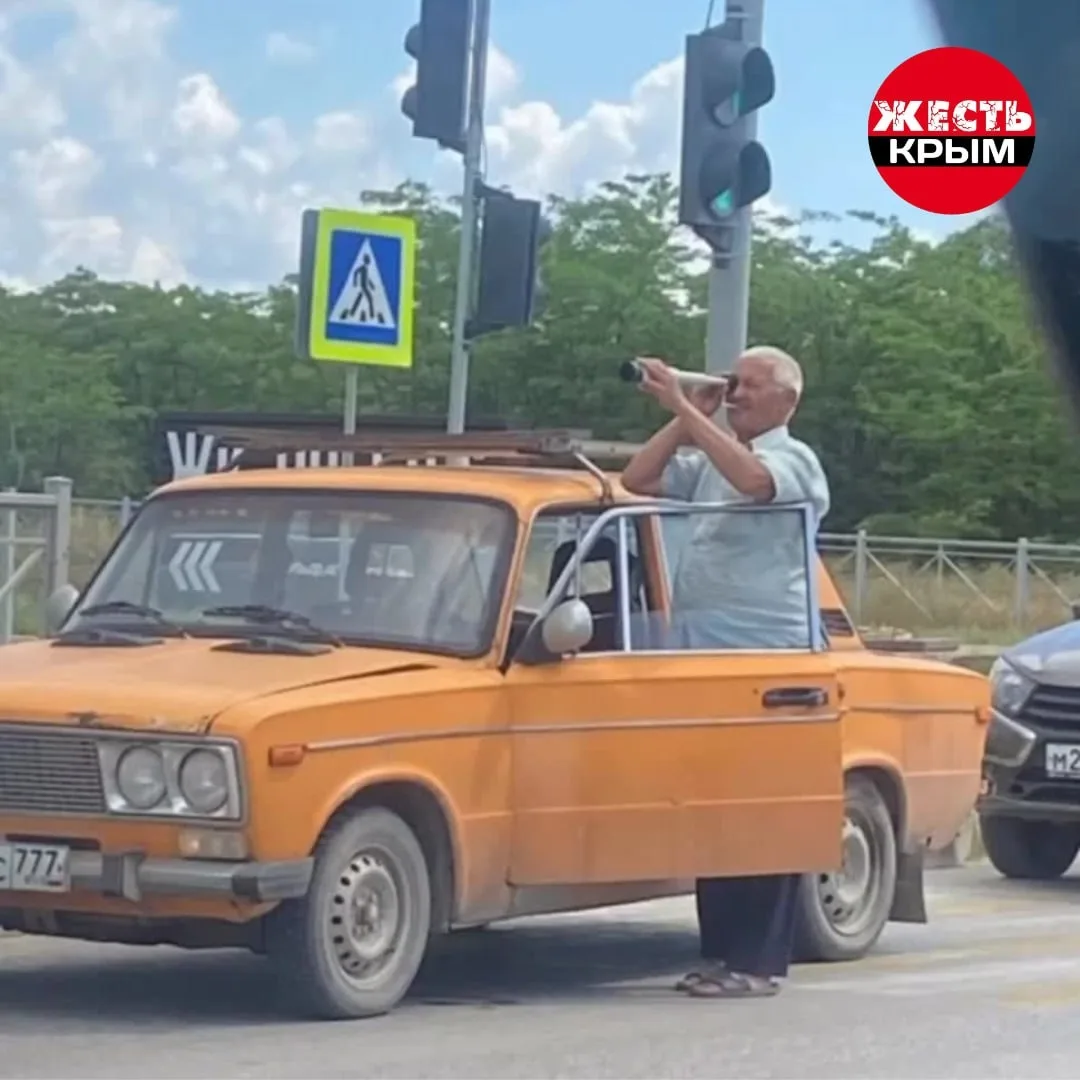 Когда пытаешься увидеть конец очереди на заправку 😎

 👉 Жесть Крым