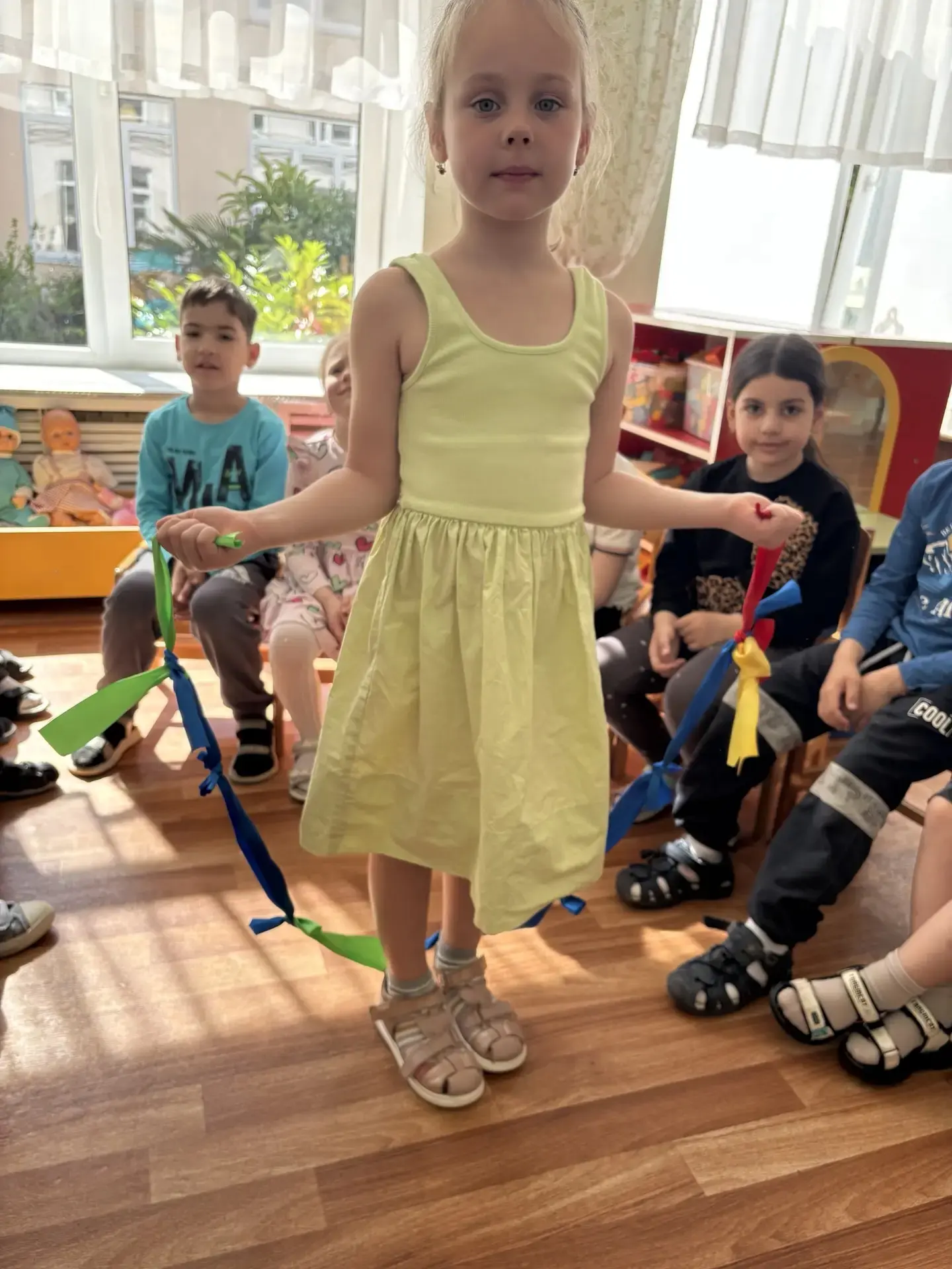 Сегодня 4 июня « День скакалки!» Фотоотчёт 10 группы : Умение связывать ленточки в длин...