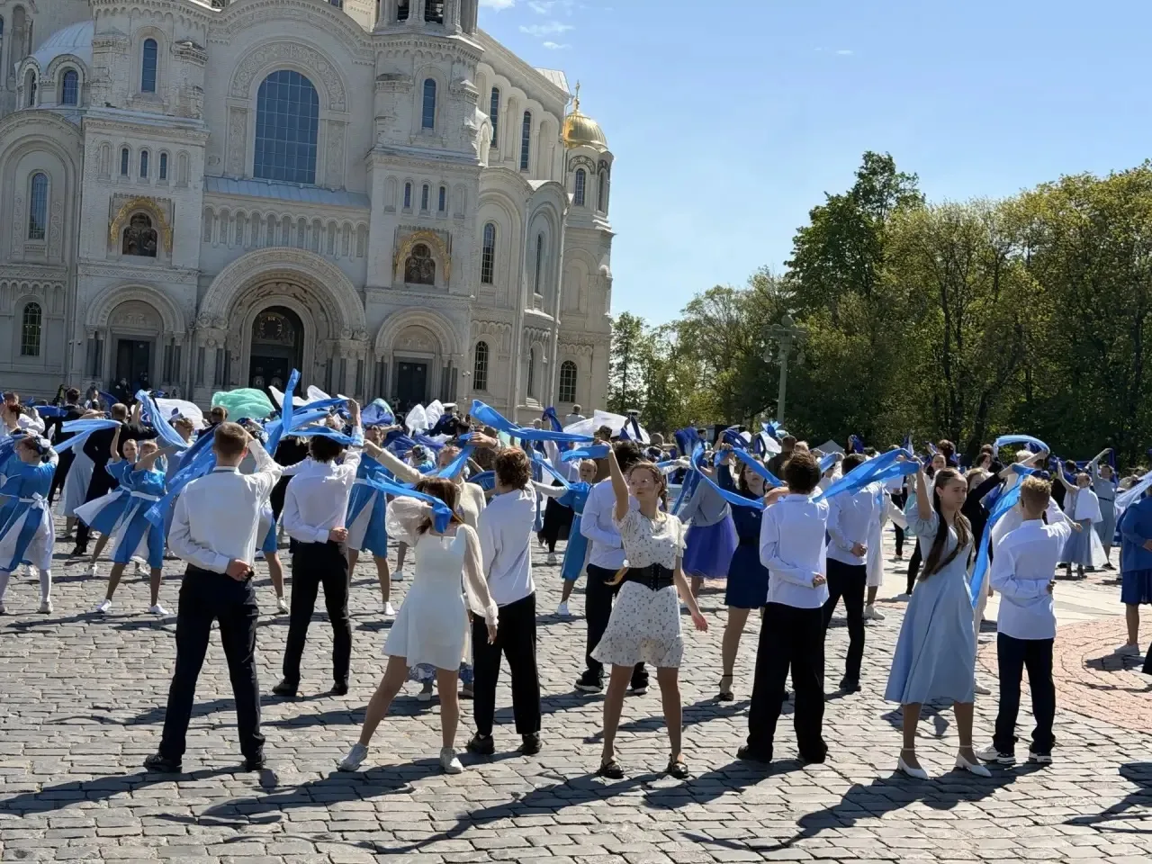 💫 КРОНШТАДТСКИЙ ВАЛЬС  Сегодня, 23 мая, на Якорной площади Кронштадта звучала музыка, кружились пары
