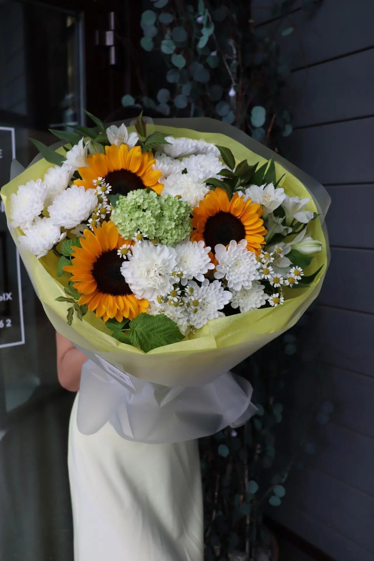 Лето в букетах 🦋💕

🌻Букет с подсолнухами, ромашками - 4970 руб.

🌸Букет с дельфиниумом, розовыми