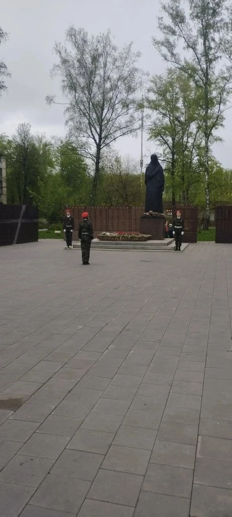 🇷🇺 Честь, память, гордость! Сегодня юнармейцы МАОУ СОШ № 10 с достоинством несли Почетный караул в с