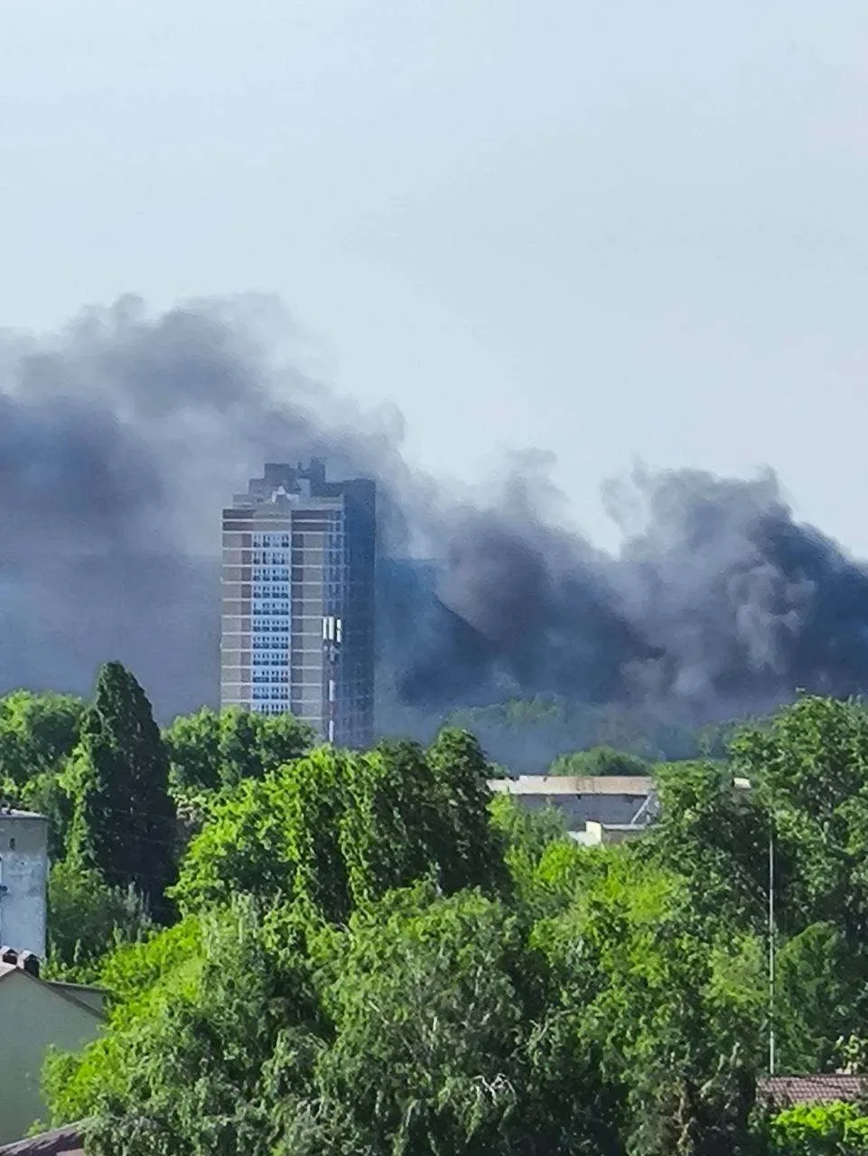 ⚡️ Чёрный дым над районом Опытной в Липецке: горит свалка с покрышками рядом с гаражным кооперативом