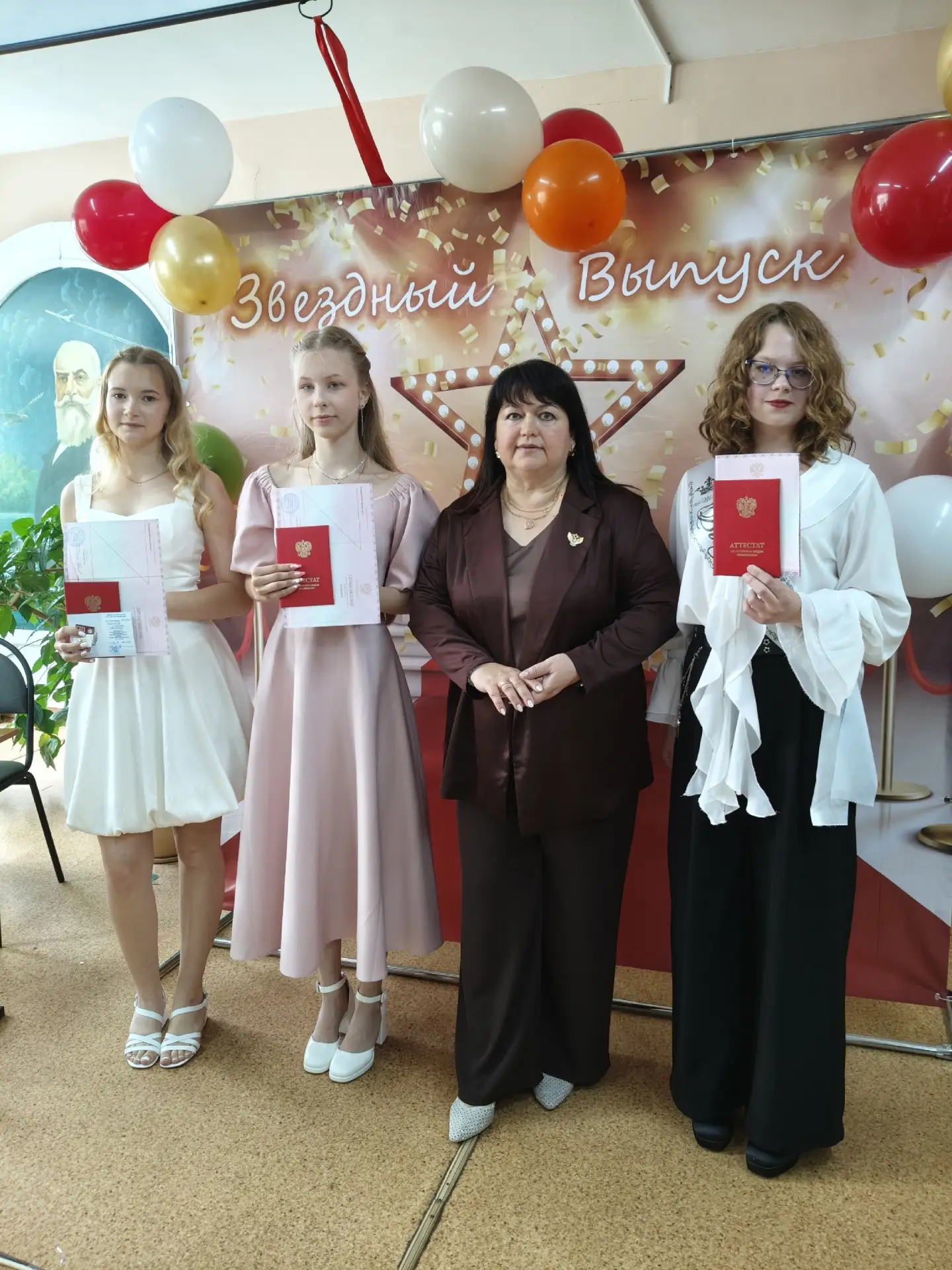 Сегодня в нашей школе — день, который войдёт в историю! 🎓

Торжественная линейка собрала 48 главных