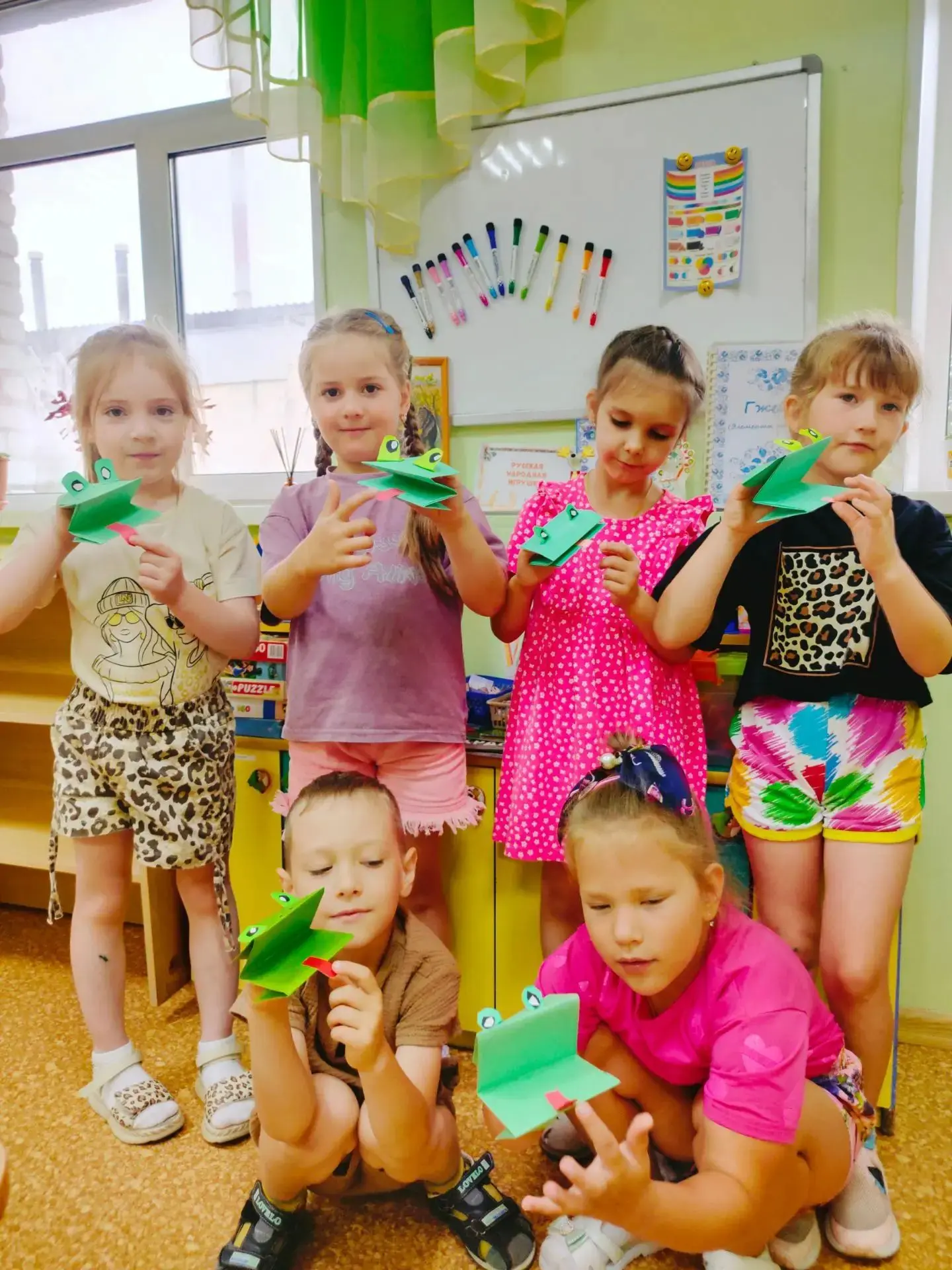 Бумажная мастерская подготовительной группы в деле! 🐸✂️Подготовительная группа: от листа бумаги — к