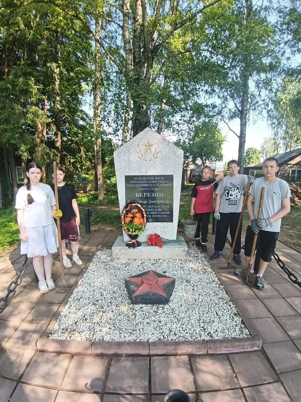 В преддверии 22 июня - дня памяти и скорби - ребята из лагеря труда и отдыха отправились на уборку п
