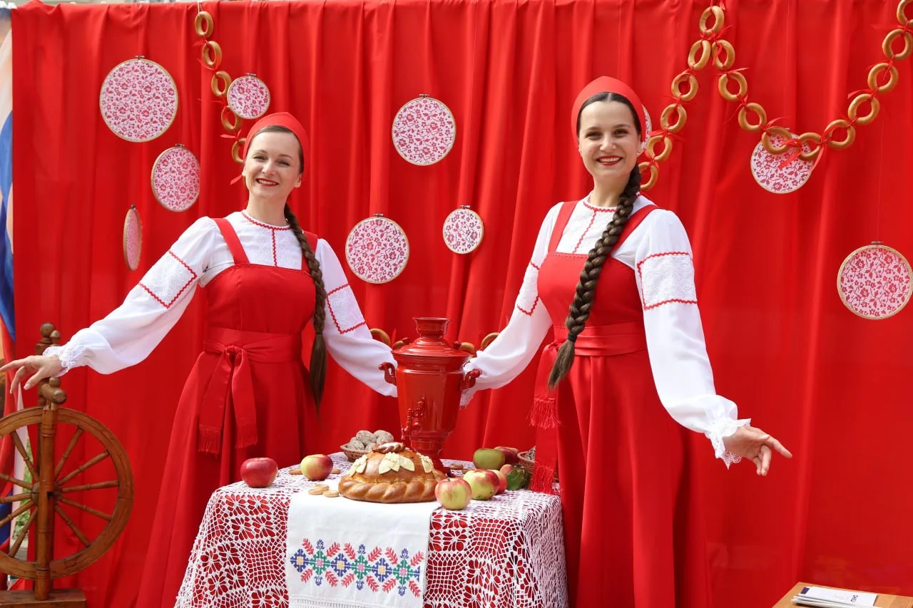 🎨 «Аллея искусств» объединила народы России на проспекте Победы в День города