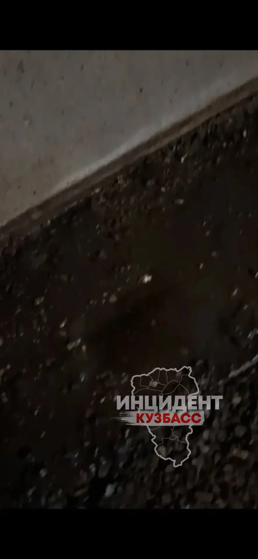 В Верхотомском жильцы дома на ул. Советская, 81Б бьют тревогу: подвал регулярно затапли...