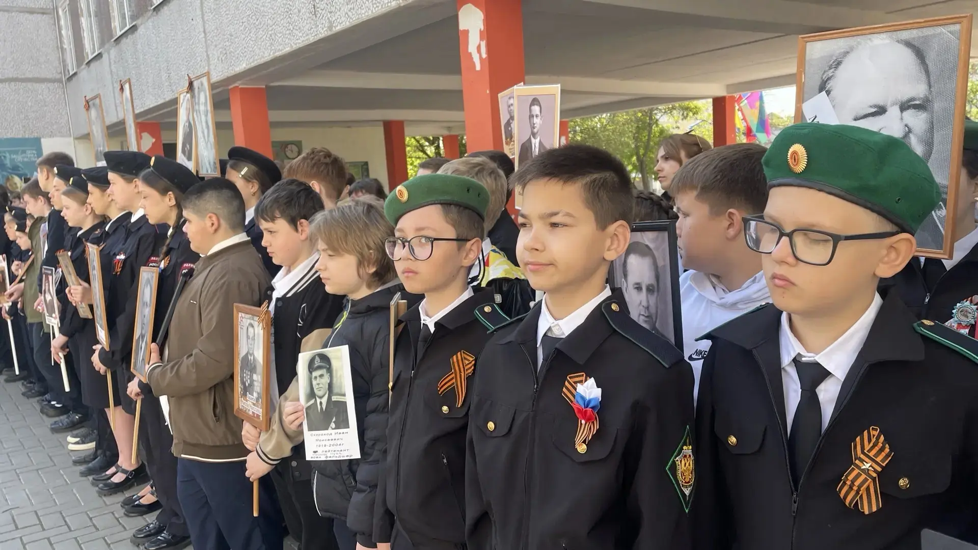 🎗️ День Победы в школе: торжественно, трогательно, памятно!  Торжественно вынесли  копию Знамени Поб