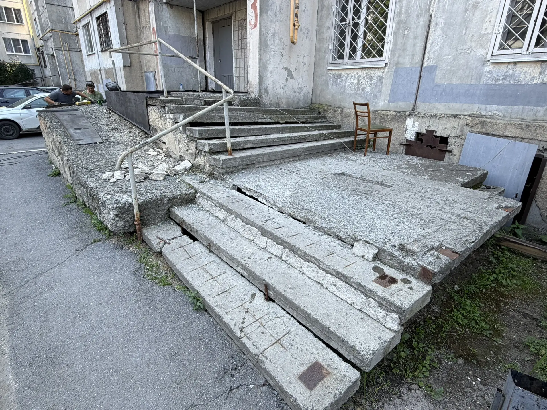 🔨 Бурова-Петрова, 60 — ремонтируем крыльцо 3-го подъезда

Прямо сейчас у 3-го подъезда идут работы.