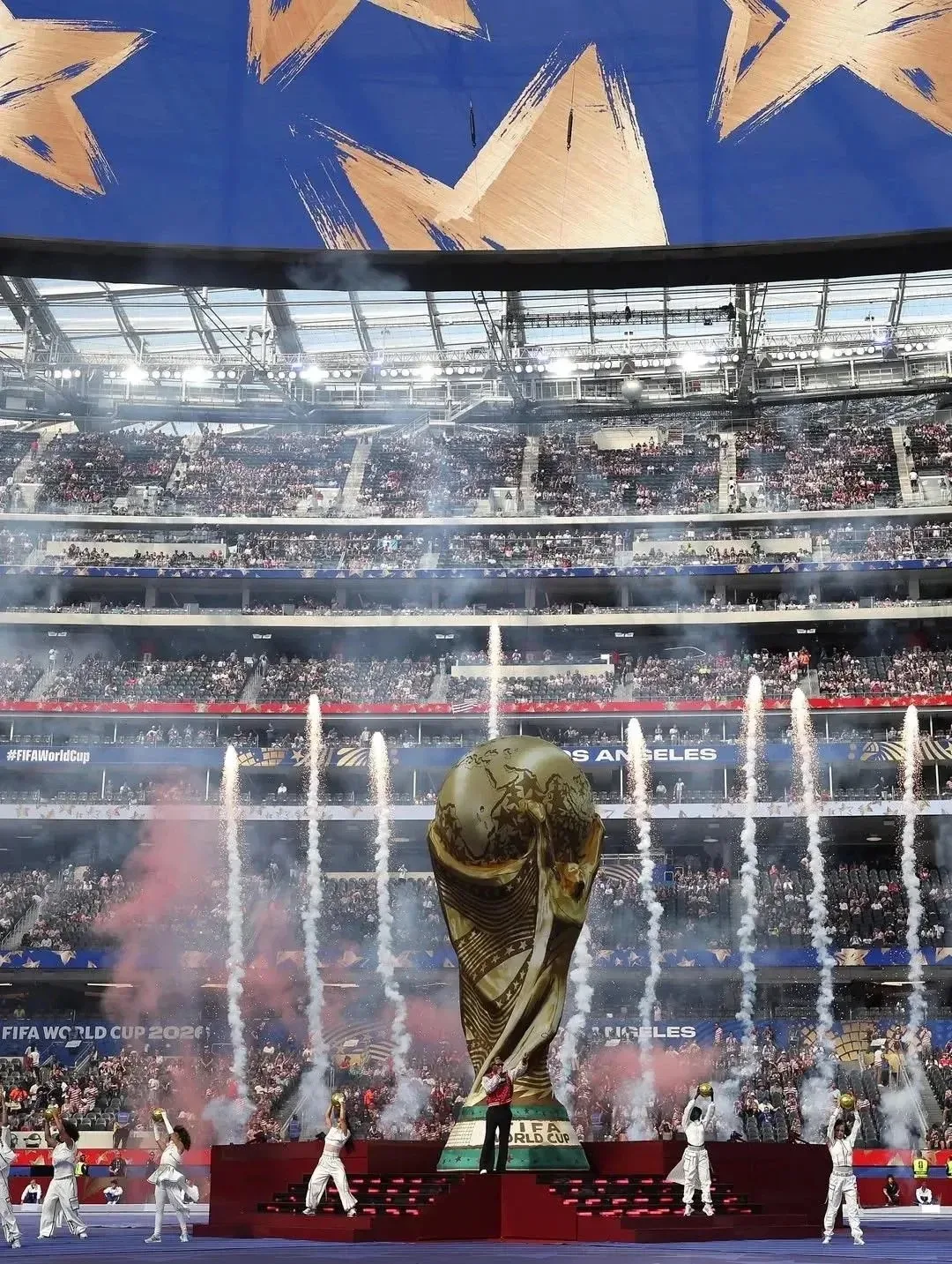 В субботу, 13 июля, состоялась фееричная церемония открытия FIFA в Лос-Анджелесе: перед матчем сборн