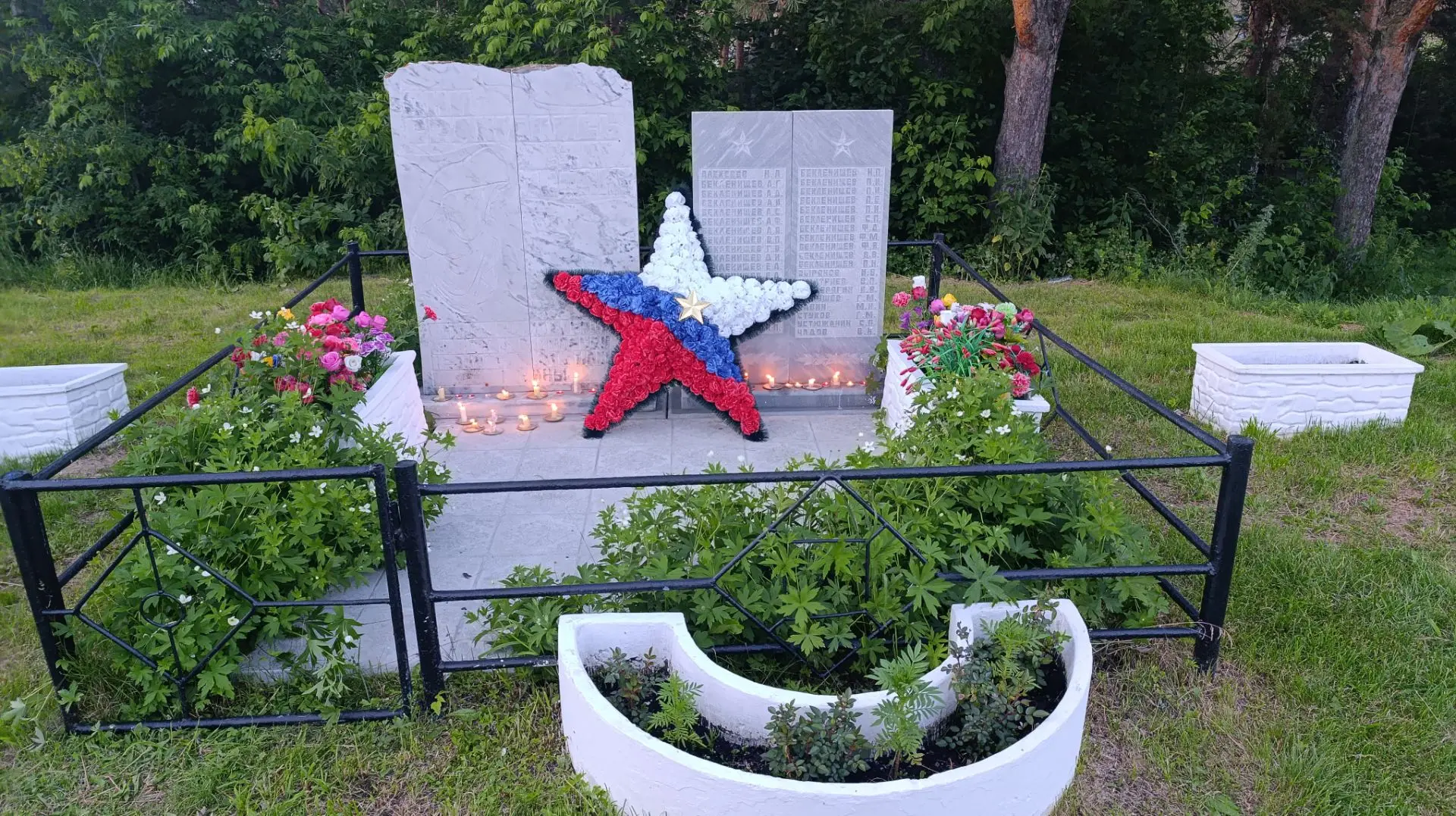 🕯️ 22 июня 2026 года, в День памяти и скорби, в посёлке Горный прошла акция «Свеча памяти».
У обели