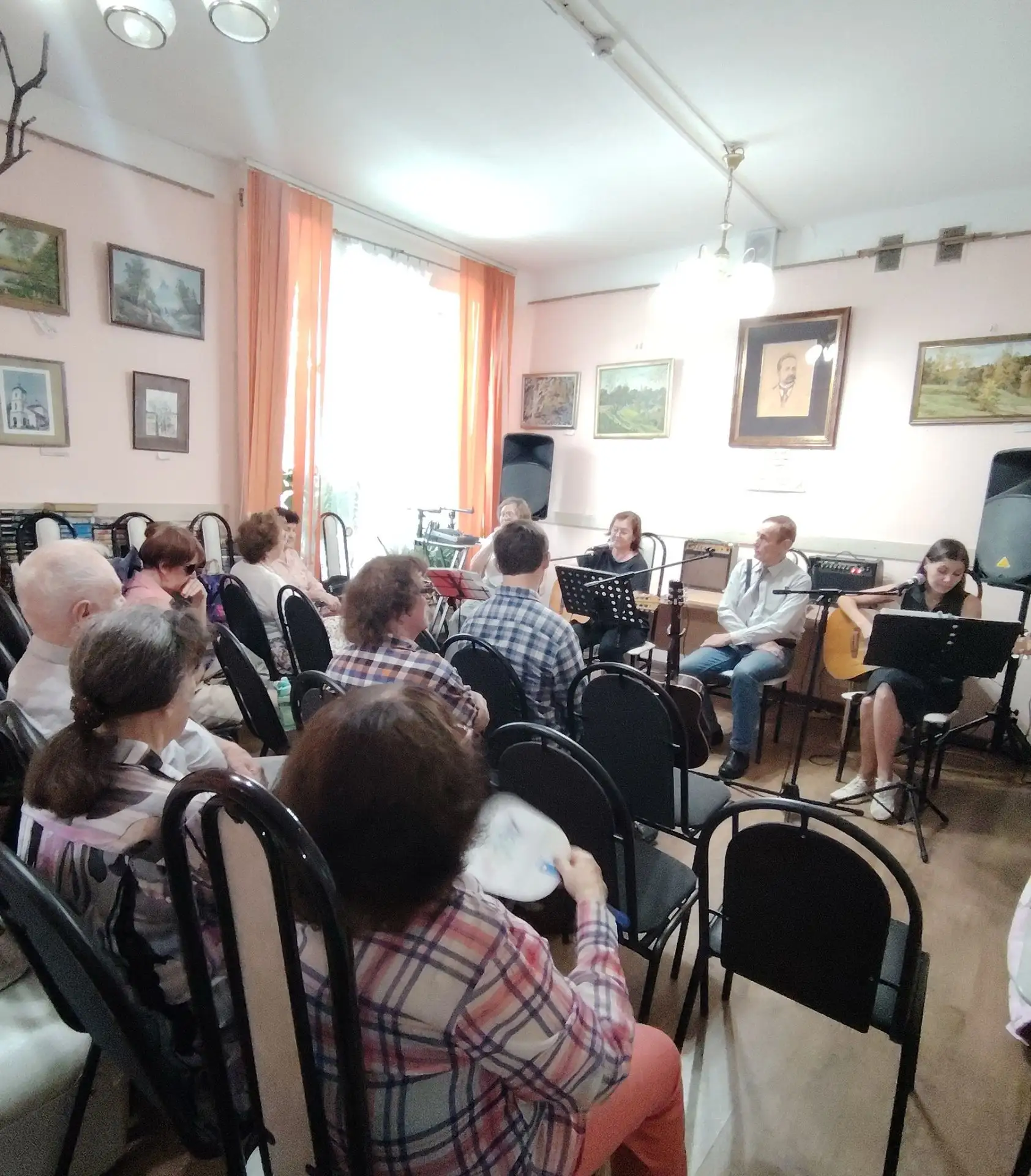 🎤✨🎸В субботу в городской библиотеке состоялся концерт клуба авторской песни "Романтик...