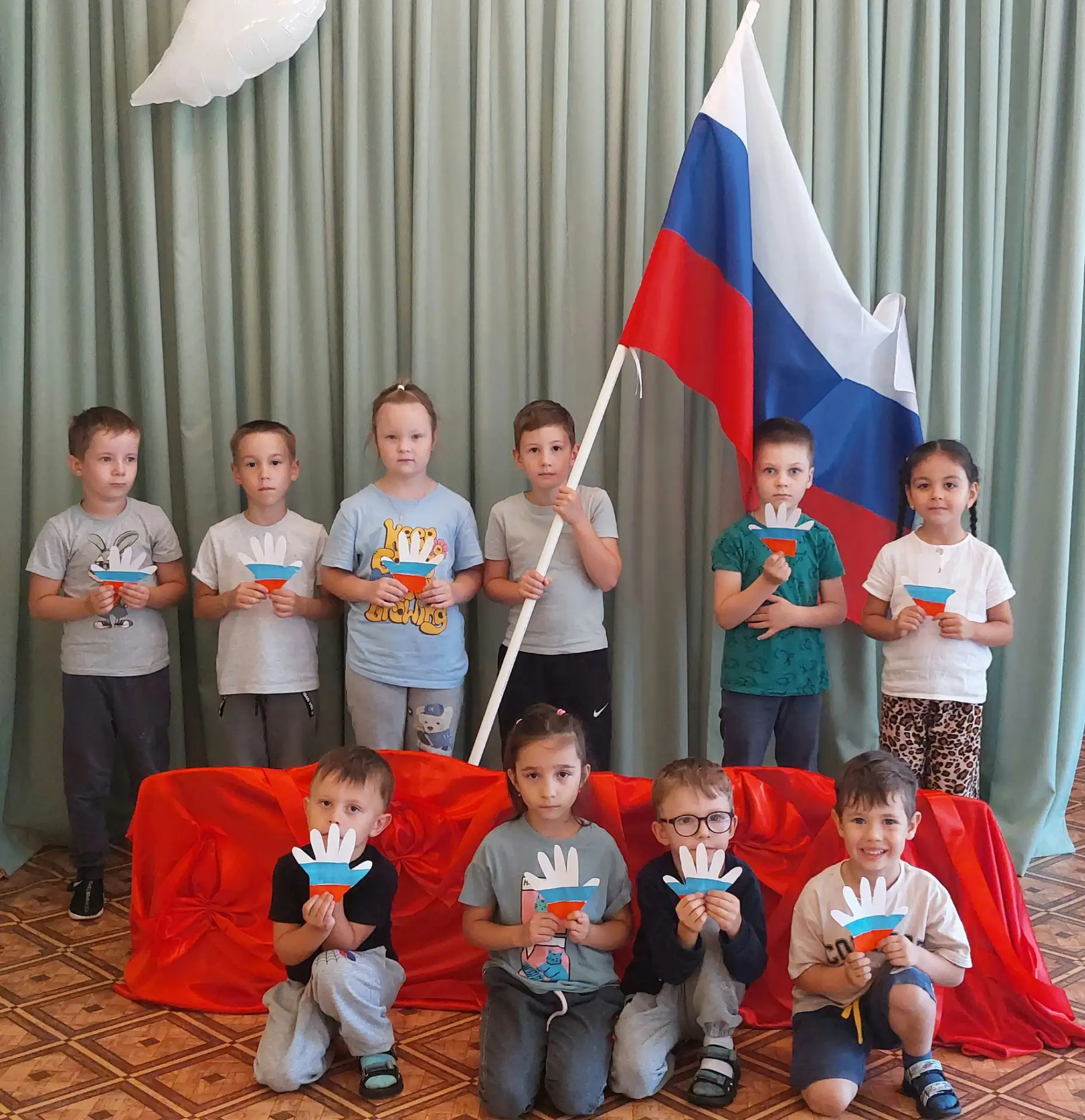 Сегодня в нашем саду — День российского флага 🇷🇺 Наши воспитанники узнали о значении ...
