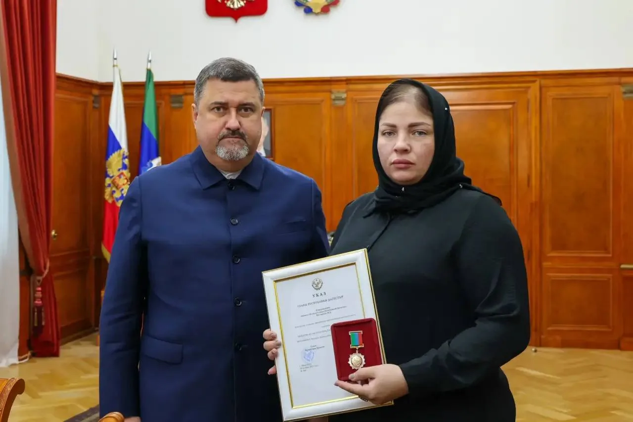 Фёдор Щукин вручил вдове Героя России Муслима Муслимова орден Мужества и высшую награду...