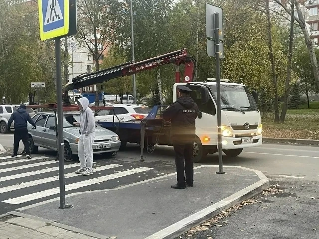 На ул. Логунова в Тюмени задержан водитель «Лады» без прав.