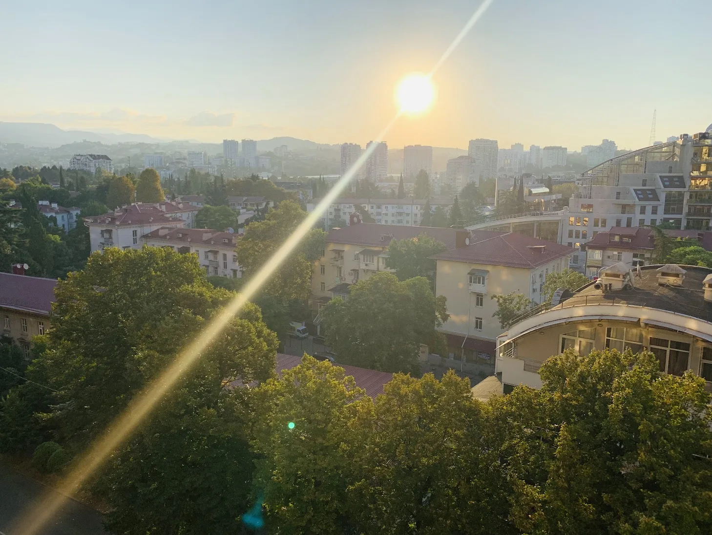 🌞 Солнечный свет утром помогает заснуть раньше и улучшает качество сна.
