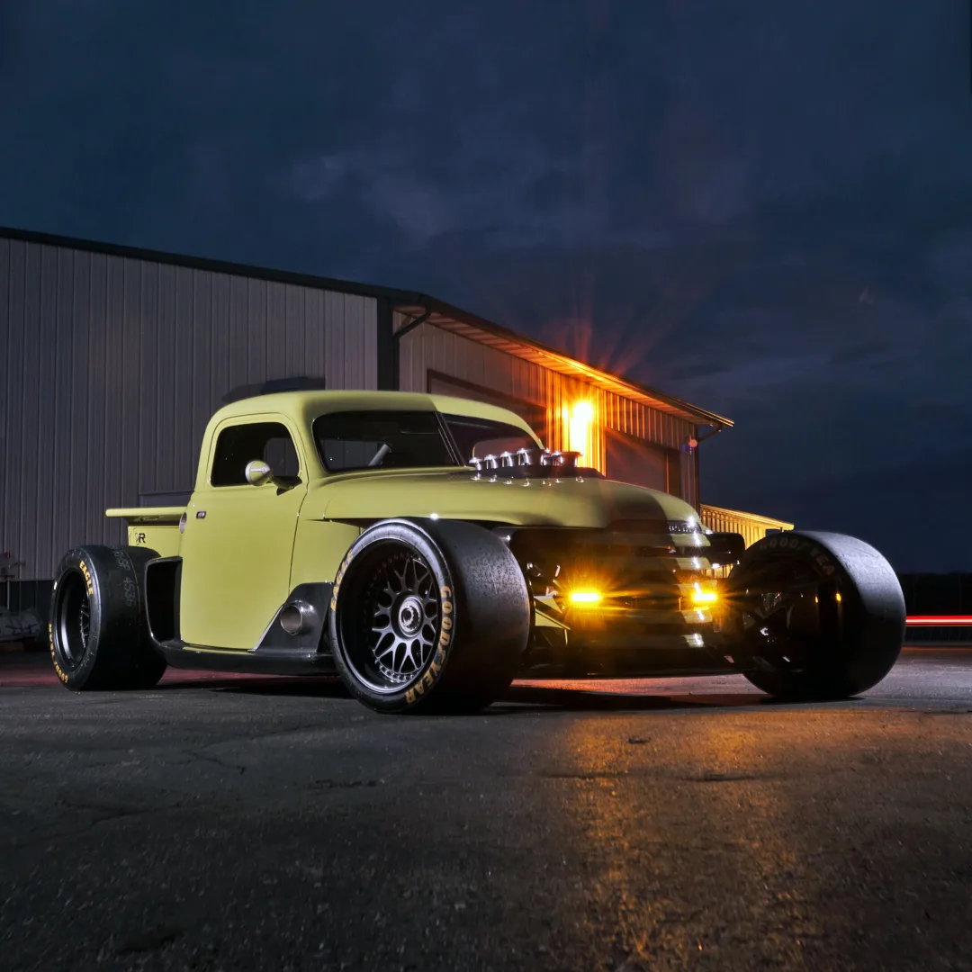 Крайне эффектный хот-род под названием "Enyo 1948 Chevrolet Super Truck" от культового тюнинг-ателье