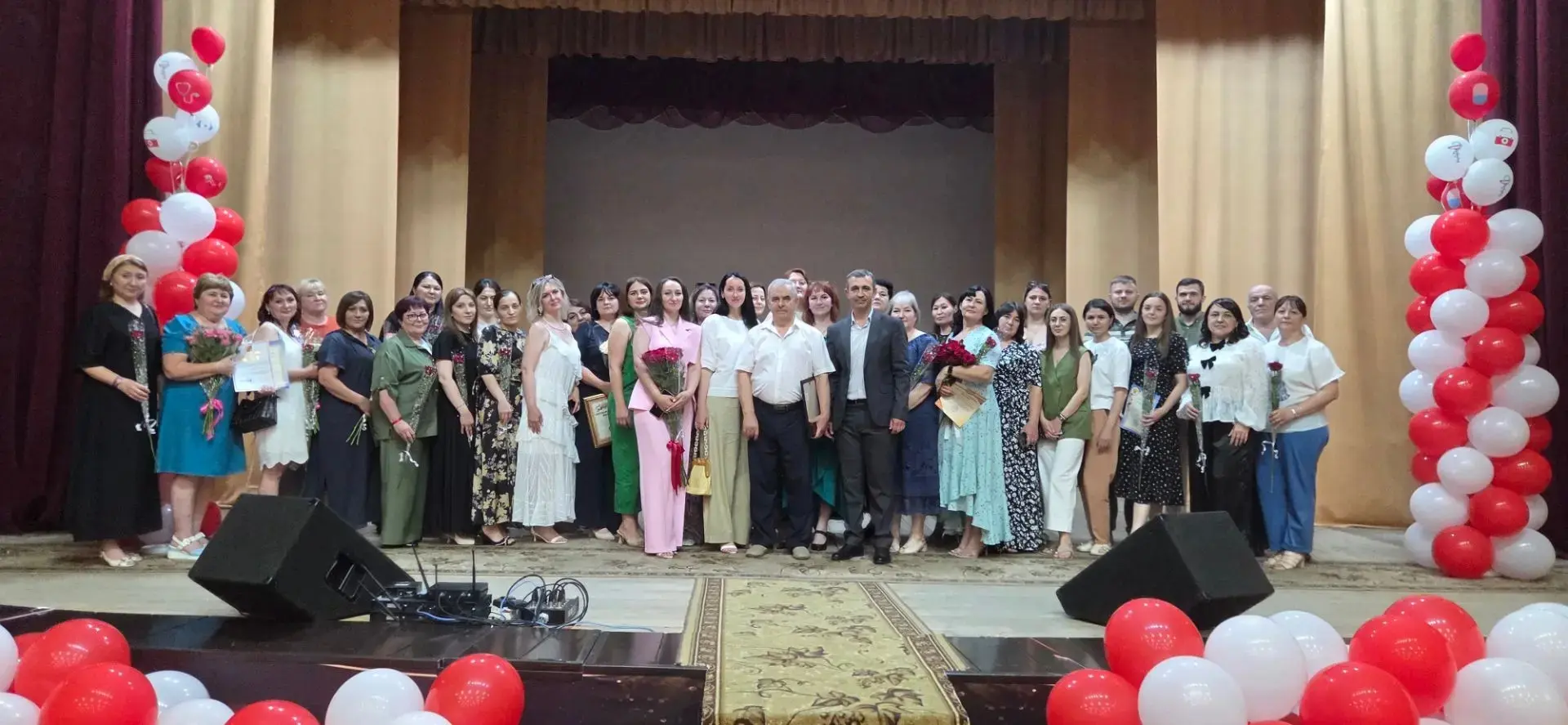 Поздравляли, награждали и принимали творческие подарки

Сегодня в Центральном доме культуры состояло