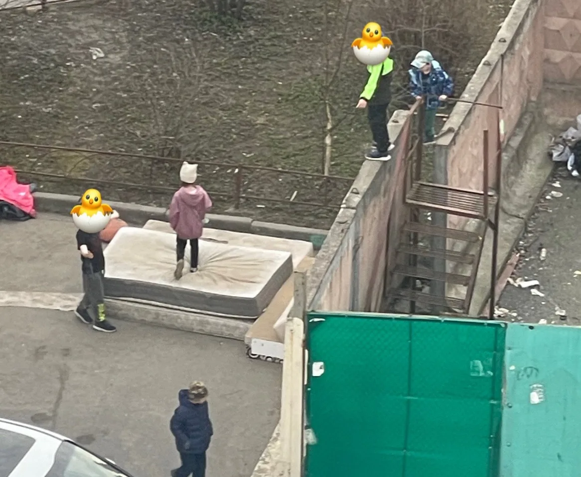 Первую партию детей разогнал папа одного из ребят, пришла вторая(помладше)