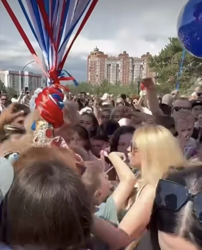 «Тети готовы ради шаров порвать детей»: в Сургуте бесплатная раздача гигантских шаров в...
