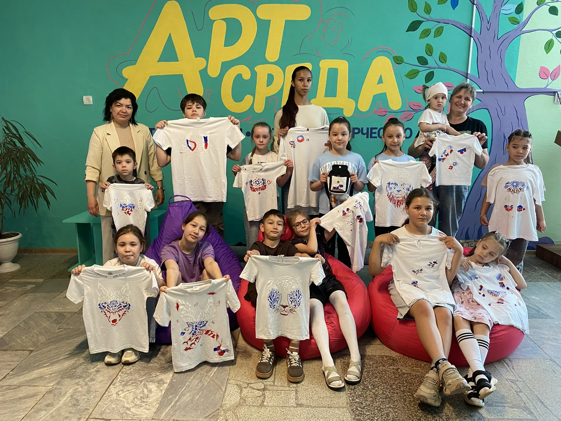 🎨 «АРТ-среда» превратилась в настоящую творческую мастерскую! 🇷🇺

Здесь было по-настоящему шумно,