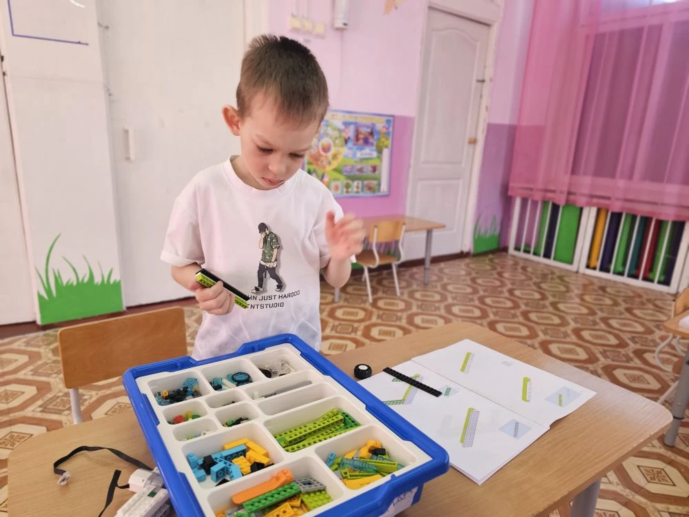Пока на улице весна, на занятии по робототехнике кипит настоящая работа!