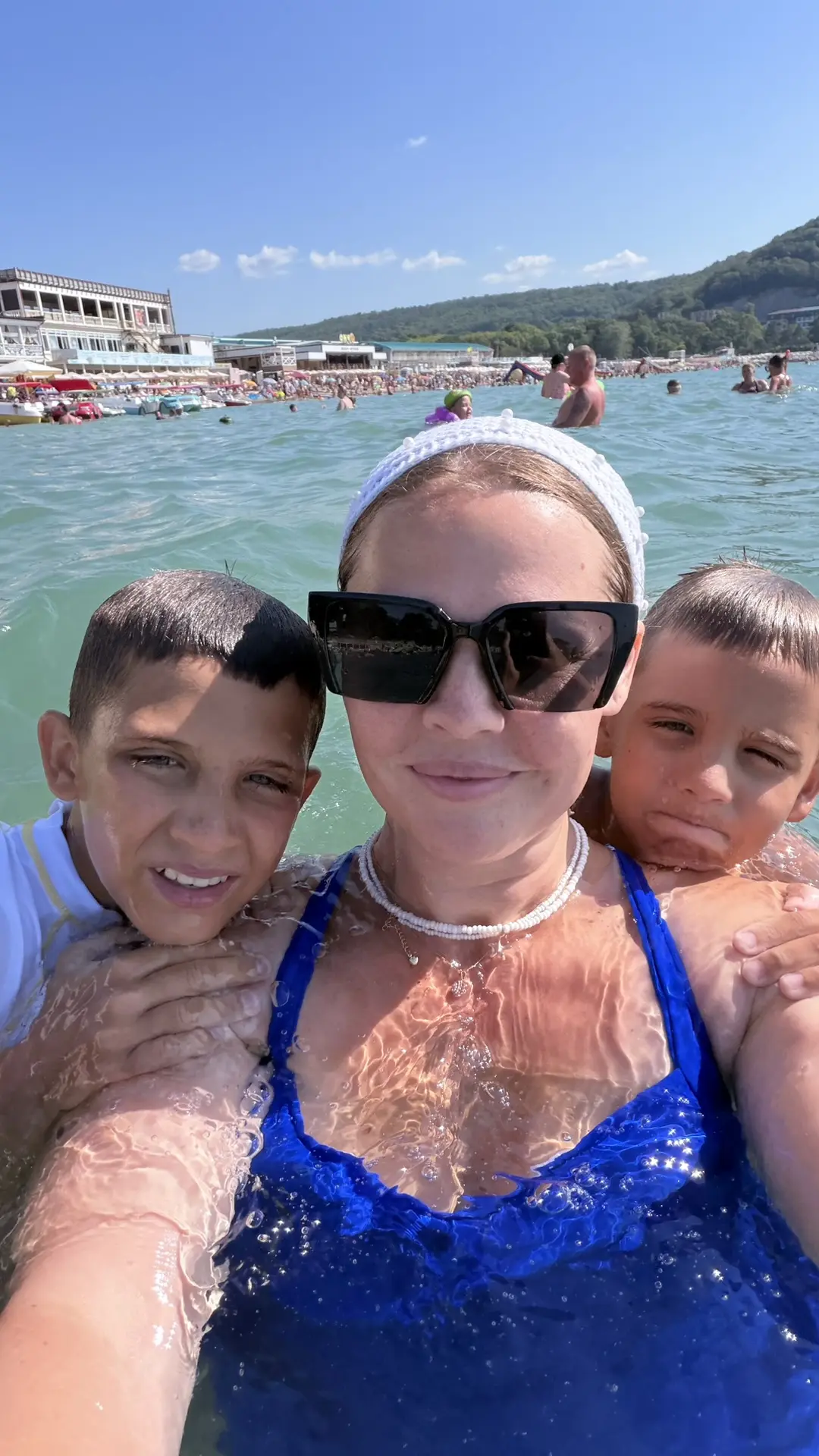 А вообще, мы сегодня после обеда на море торчали. Платон у нас теперь везде прыгает и н...