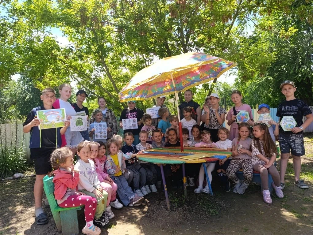 В пришкольном лагере жизнь бьет ключом! Наши ребята из отряда "Эколята" провели для вос...