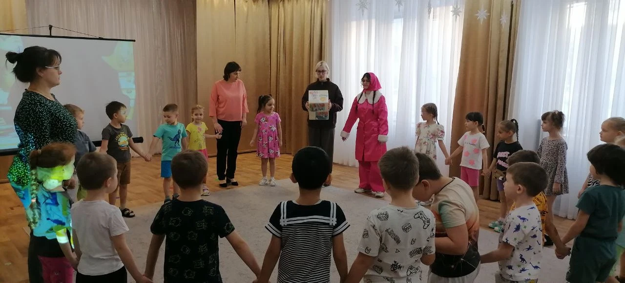 Учащиеся психолого-педагогического класса ( Журавель А., Рудых М., Атауллина К.) пришли в гости к ре