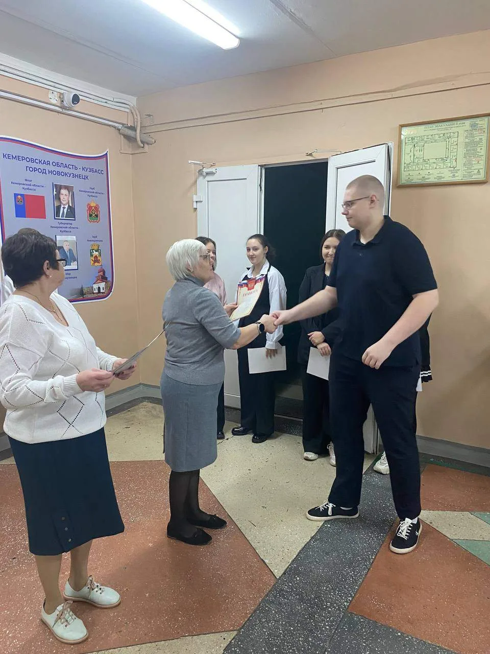 📌В нашей школе состоялась торжественная линейка, посвящённая вручению грамот участникам школьного эт