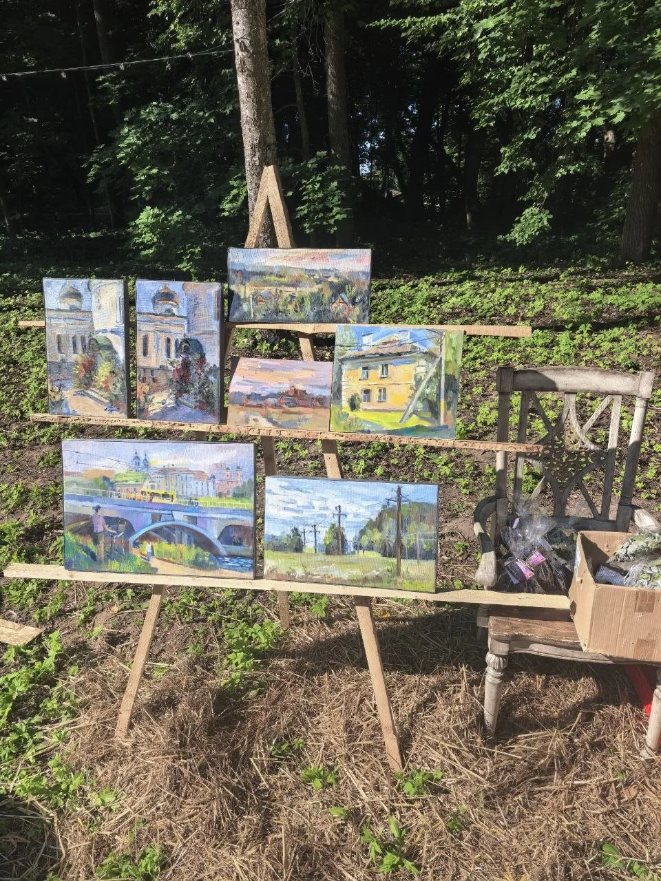 На площадке мероприятия  вовсю шумит живая ярмарка!🌿📚🖼️

Местные жители и выпускники представили 
