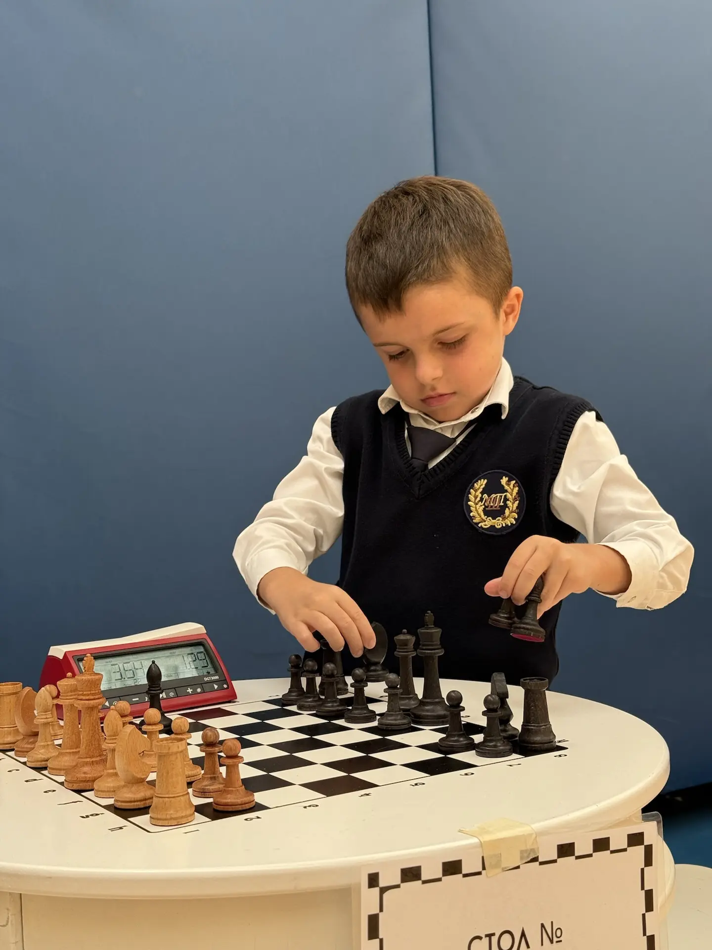 В начальной школе прямо сейчас идет шахматный турнир ♟️  Маленькие стратеги сражаются за звание лучш
