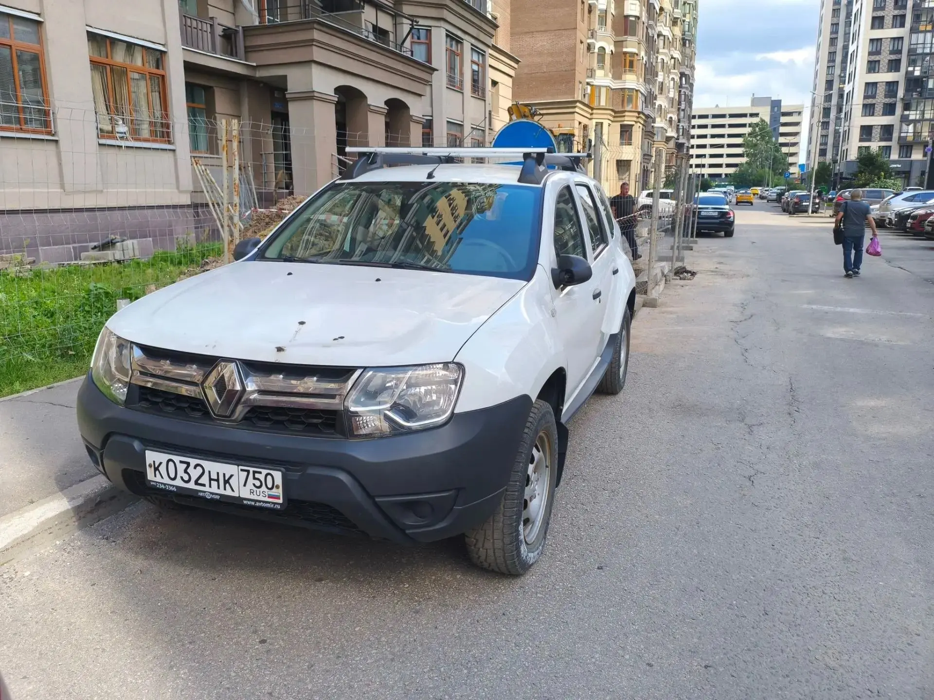 Уважаемый владелец авто!
Срочно перепаркуйте, пожалуйста, свой автомобиль.
Мешает проведению земляны