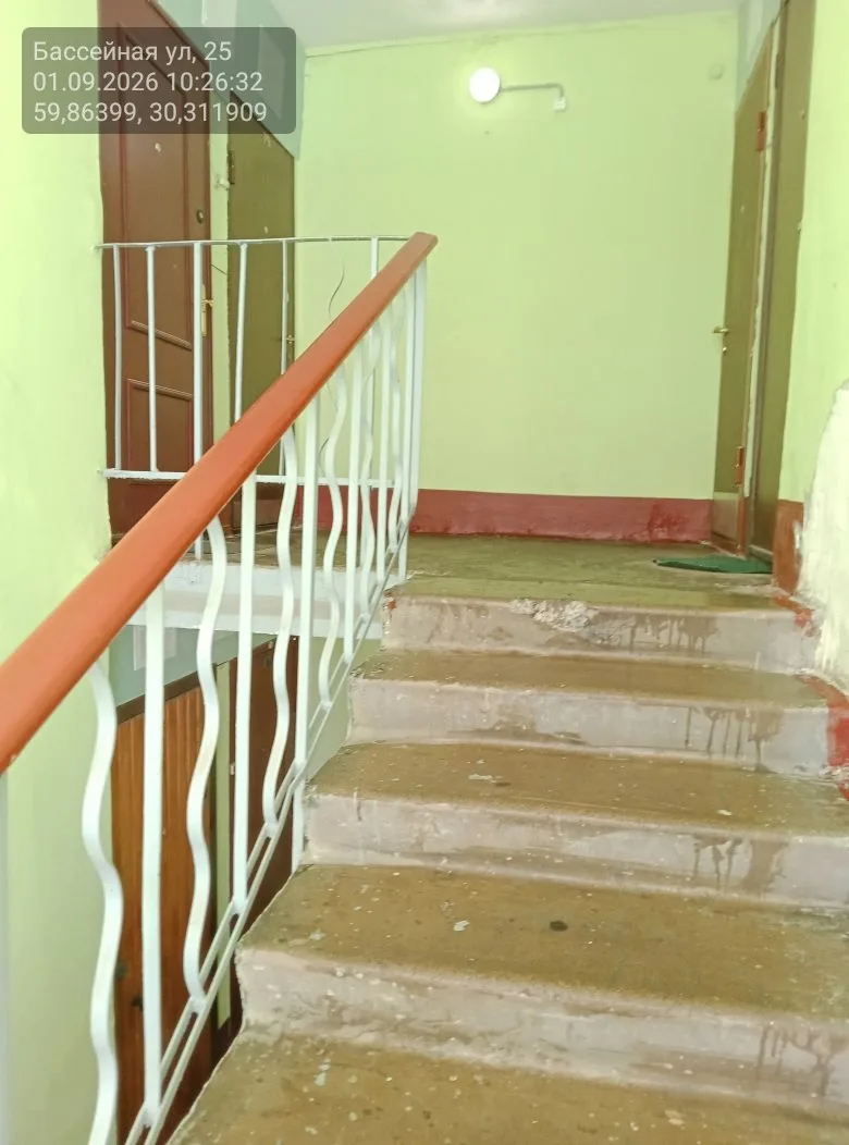 Уборка лестничных клеток в парадных многоквартирного дома по адресу: Бассейная улица, д...