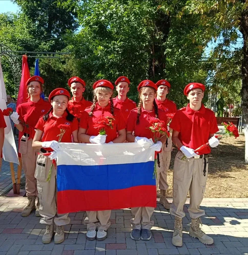 🎉 Учащиеся нашей школы принимают участие в акции «Флаг России»! 🇷🇺