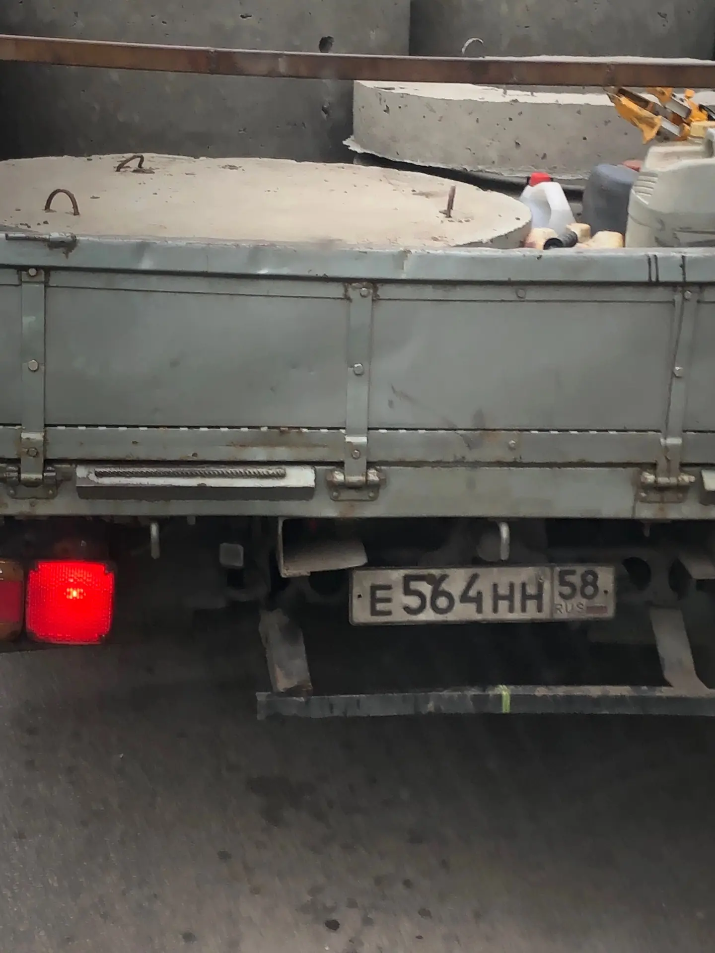 Оленевод данного авто, ты когда поворачиваешь смотри в зеркала! Тебе коров надо пасти, ...
