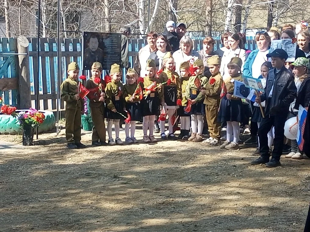 Дети  старшей  группы  возложили цветы к памятнику  павшим в годы Великой Отечественной...