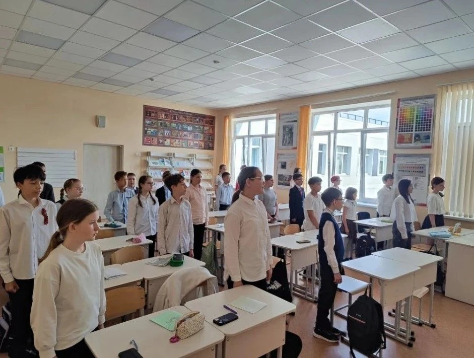 Минута молчания в память о героях  Сегодня в МОБУ ЦО "Знание" прошла минута молчания — трогательный 