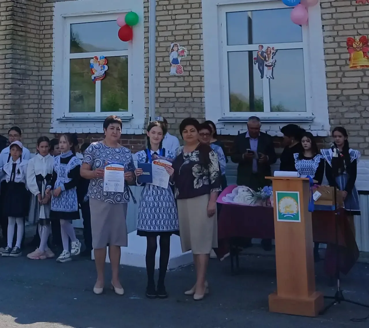 Традиционно на Последнем звонке подводятся итоги учебного года. На торжественной линейк...