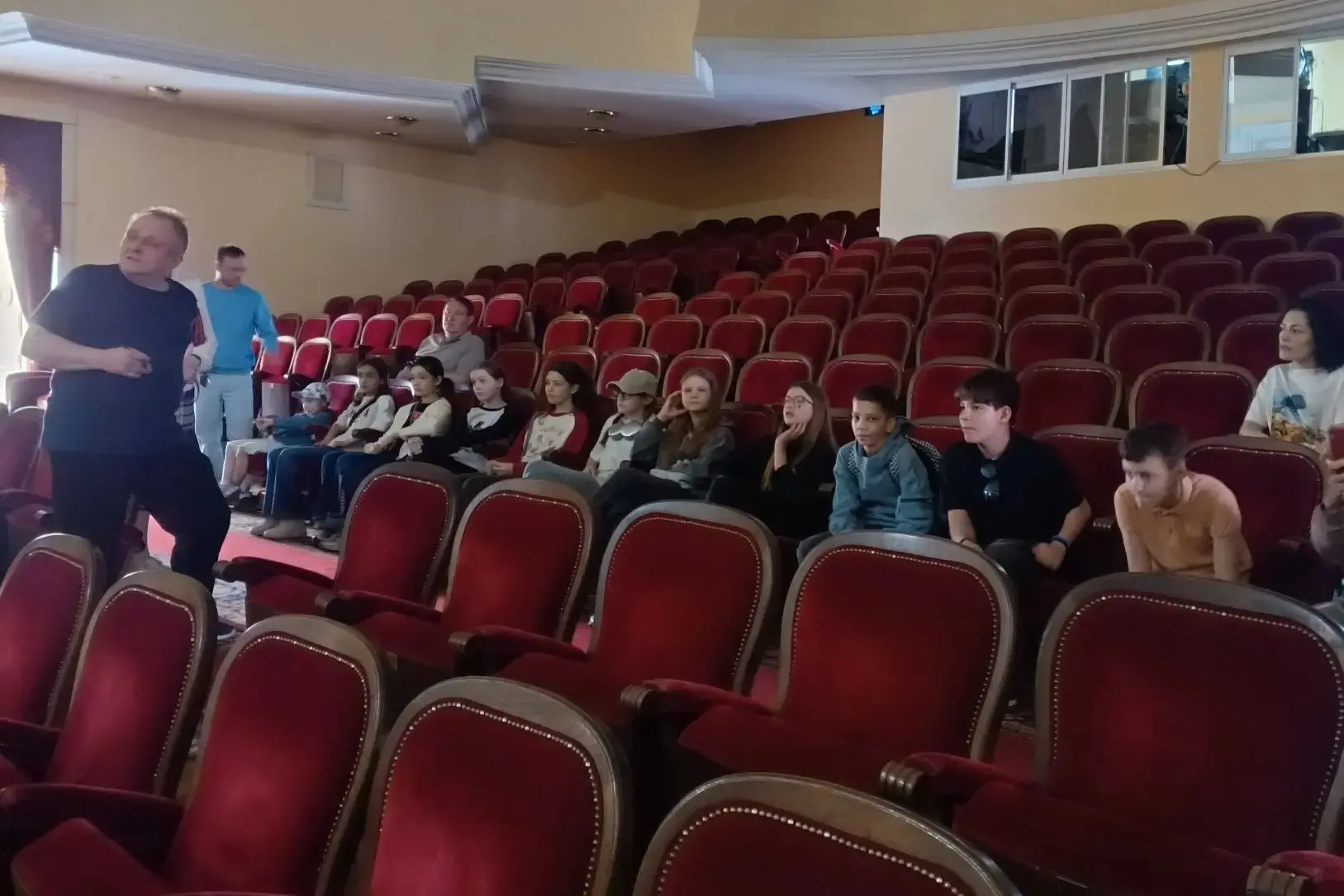 В театральной студии "Первая роль" случилась уникальная экскурсия. Младшая группа студии отправилась