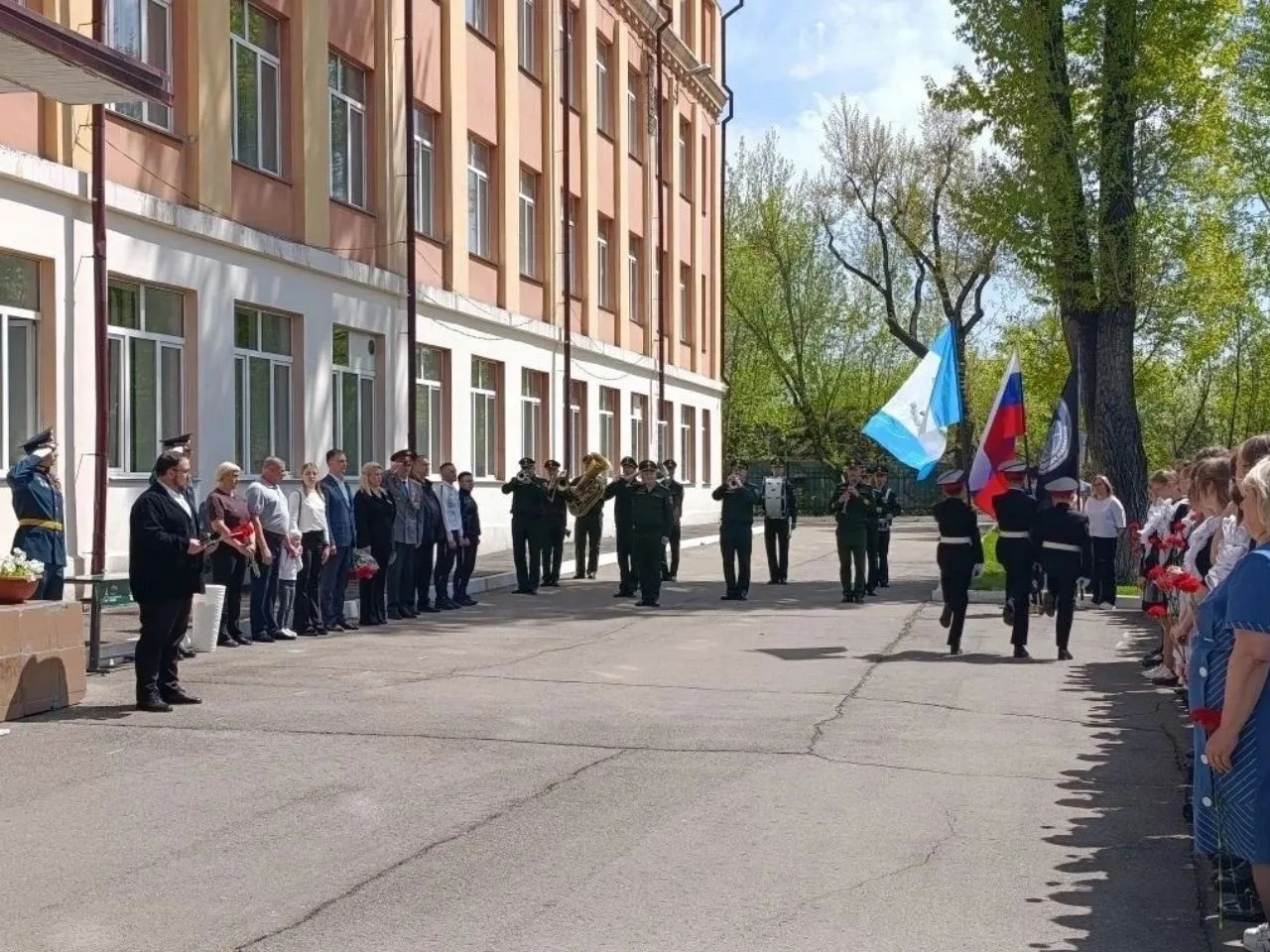 20 мая знаменной группе кадетских классов была доверена торжественная и почетная миссия - торжествен
